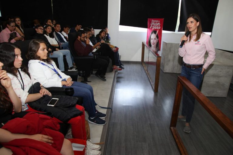 Daniela de los Santos Torres con Jóvenes La Salle, viernes 18 de mayo 1