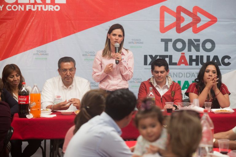 Daniela de los Santos Torres con madres trabajadoras del sector salud, martes 15 de mayo1