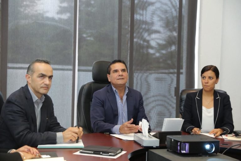 prepara informe de gobierno