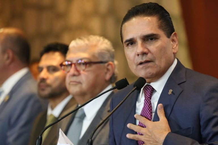 Silvano marcha y huelga