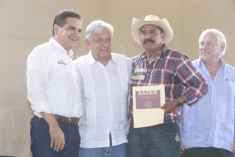 silvano y Amlo en huetamo