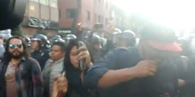 intenta prder fuego a reportero
