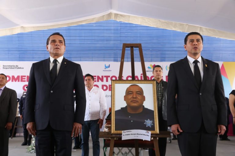 rinden homenjae a algunos policias