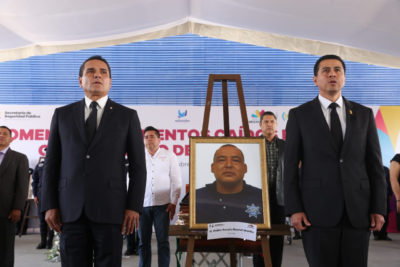 rinden homenjae a algunos policias