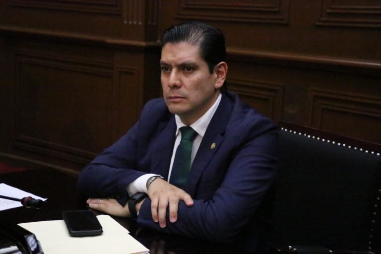 política
