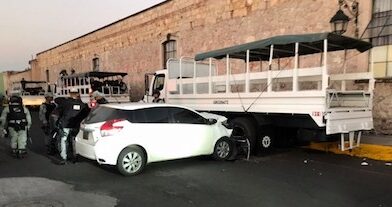 Sujeto estrella su auto contra camión de la GN, tras al parecer discutir con su novia