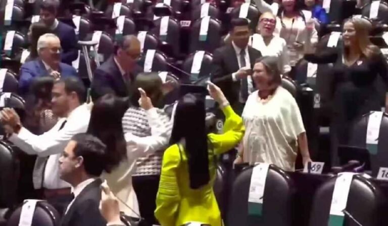 xochitl vs AMLO