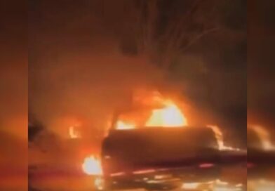Incendian 2 autos con 3 cuerpos decapitados, en su interior