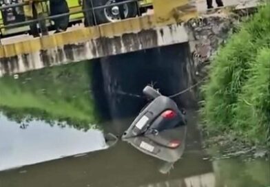 Cae vehículo a un canal en Morelia, sus 3 tripulantes resultaron lesionados