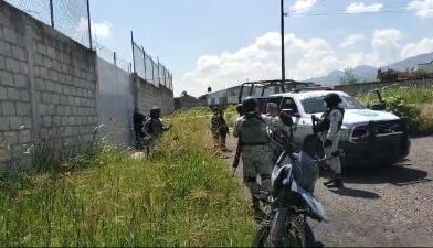 Tiran cadáver maniatado en brecha en colonia de Morelia