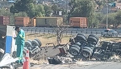 Tráiler vuelca, en entronque de autopistas michoacanas