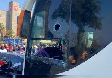 Normalistas vandalizan autobuses y bloquean vialidades, en Morelia