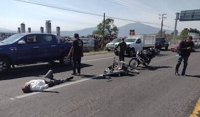 Adulto mayor en bicicleta chocó contra un motociclista, hay tres lesionados