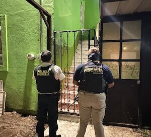 En tres cateos aseguran 2 mil dosis de droga y capturan a dos presuntos tiradores de droga.