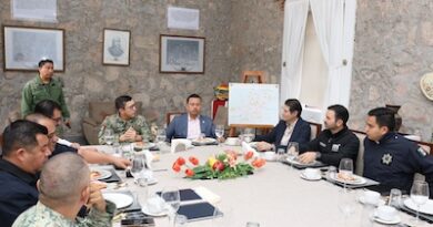 Se reúne Alfonso Martínez con mandos militares y civiles para afianzar coordinación