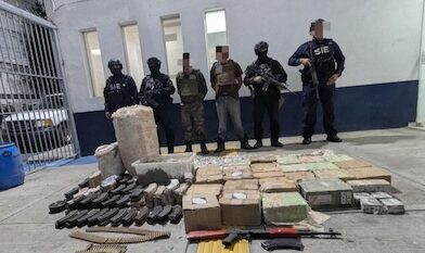 Capturan a dos integrantes del CJNG en posesión de 23 kilos de marihuana, armas largas y una camioneta.