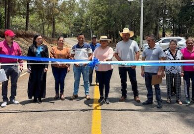 *Inaugura Alma Mireya González mantenimiento de vialidades en Atzimbo*