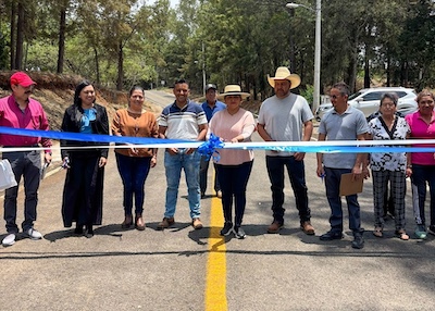 *Inaugura Alma Mireya González mantenimiento de vialidades en Atzimbo*