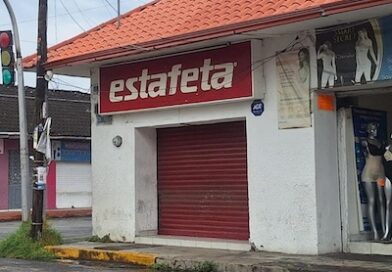 Amantes de lo ajeno roban establecimiento de una paquetería.