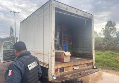 Sujetos armados roban camioneta cargada de mercancía diversa sobre la carretera Morelia -Pátzcuaro.