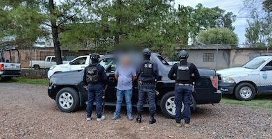 Detienen a hombre con orden de aprensión vigente tras persecución.