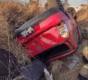 Vuelca auto, en la Morelia-Pátzcuaro; hay un herido