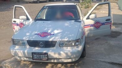 A balazos asesinan a un taxista dentro su unidad en la colonia 22 de Octubre
