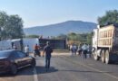 Vuelca tráiler cargado de aserrín sobre la carretera Puruándiro -Villachuato.