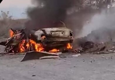 Destruyen taxi a dronazos, en Apatzingán