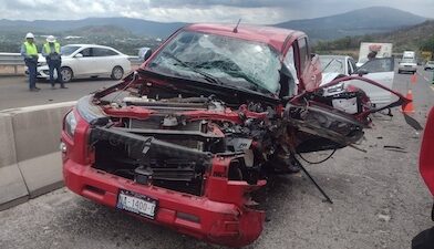 Tráiler impacto dos vehículos en Autopista Siglo XXI, solo se registraron daños materiales.