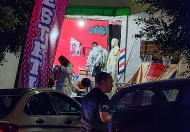A balazos asesinan a un hombre quien quedó tendido dentro de una estética en la colonia Villas de la Loma.