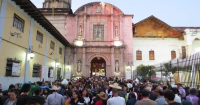 Asisten cientos de uruapences al último día del novenario de Carlos Manzo.