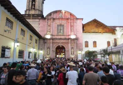 Asisten cientos de uruapences al último día del novenario de Carlos Manzo.