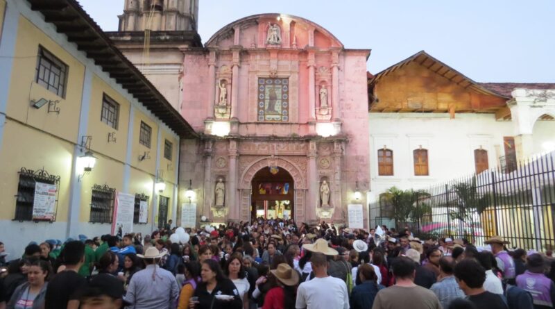 Asisten cientos de uruapences al último día del novenario de Carlos Manzo.