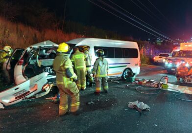 Se registró una carambola entre tres vehículos sobre la carretera Morelia-Charo; saldo dos mujeres fallecidas y nueve lesionados.