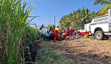 Coductor perdió la vida al volcar su camioneta sobre la carretera Tacámbaro -Pedernales.