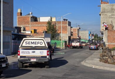 Sujetos armados atacaron a balazos un domicilio y al parecer privaron de su libertad a un hombre.