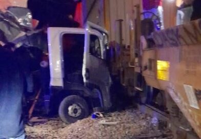 Camión que transportaba huevo terminó destrozado al ser impactado por el tren sobre la carretera Pátzcuaro – Quirora.