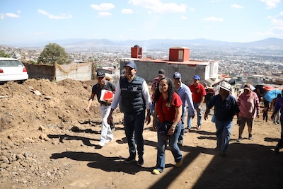 Yankel Benítez supervisa obra en Ciudad Jardín en compañía de vecinas y vecinos