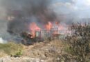 El fuego co sumió tres domicilios de madera y láminas de cartón en la colonia Presa de Los Reyes.