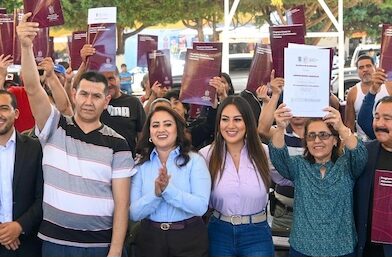 Garantiza Zacapu certeza jurídica a 80 familias del Frente Popular con entregan escrituras Mónica Valdez y Gladyz Butanda