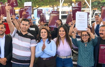 Garantiza Zacapu certeza jurídica a 80 familias del Frente Popular con entregan escrituras Mónica Valdez y Gladyz Butanda