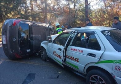 Choque volcadura entre auto compacto y un taxi que  dejó un fallecido y varios heridos.