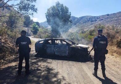 Sujetos armados queman vejivilos sobre el camino Parras a Real de Ozumatlán.