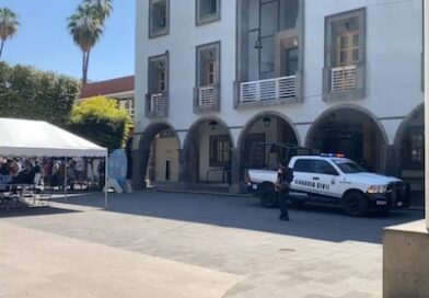 Desalojan presidencia municipal de Zamora y cierre de negocios por miedo de ataques armados.