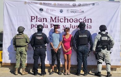 Capturan a dos presuntos asaltantes de OXXO, les aseguraron dinero, arma tipo réplica y vehículo robado.