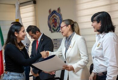 Toma de decisiones debe incidir de manera positiva en el entorno, señala Yarabí Ávila a recién titulados