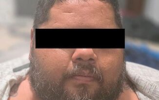 Autoridades, federales y locales detienen a operador de un grupo delictivo relacionado con extorsión a productores de aguacate.