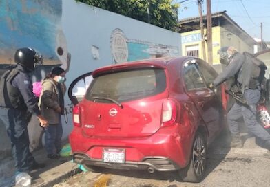 Una mujer intentó prenderle fuego a su vehículo en pleno centro de Uruapan