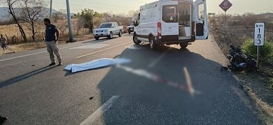 Página Principal Un motociclista murió al perder el control e impactarse con un vehículo particular sobre la carretera Huetamo-Rivapalacio